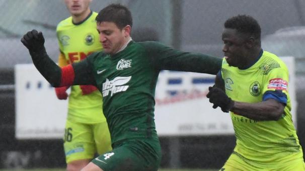 <p>Amels Kapitän Gino Stellmann (am Ball): „Wir sind natürlich nicht glücklich, aber machen uns noch keinen Druck.“</p>