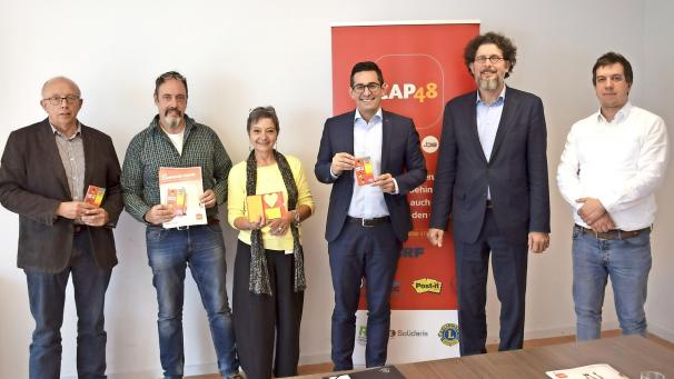 <p>Stellten die diesjährige CAP48-Aktion am Montagmittag in St.Vith vor: Karl Vermöhlen (Präsident der Dienststelle), Theo Boemer, Projektleiter des Innenbereiches beim Hof Peters in Emmels, Karin Lejeune (Dienststelle), Minister Antonios Antoniadis, Renaud Tockert, geschäftsführender Direktor von CAP48 sowie DSL-Direktor Stephan Förster.</p>