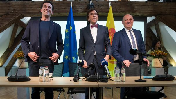 <p>Mit Elan will man in Namur in die Arbeit starten: Jean-Marc Nollet, (l., Ecolo), Elio Di Rupo (M., PS) und Willy Borsus (r., MR) haben ein ambitioniertes Regierungsprogramm erarbeitet.</p>