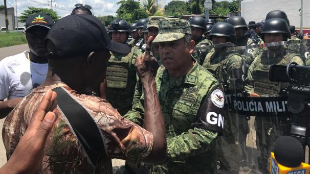 <p>Afrikanische Migranten stehen vor dem Migranten-Internierungslager „Siglo XXI (21. Jahrhundert) in der Nähe der mexikanischen Grenze mit Guatemala Soldaten der mexikanischen Nationalgarde gegenüber. Dort protestieren seit drei Wochen afrikanische Migranten, weil die Behörden sie nicht weiter in Richtung USA ziehen lassen.</p>