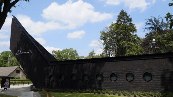 <p>„Labiomista“ heißt der ungewöhnliche Ort im flämischen Genk. Auf 24 Hektar hat der Künstler Koen Vanmechelen seit kurzem ein Projekt umgesetzt, das all sein Schaffen und seine philosophischen Visionen vereint, die sich zwischen Kunst und Wissenschaft bewegen.</p>