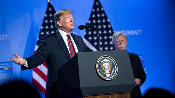 <p>Donald Trump bei einer Pressekonferenz des Nato-Gipfels 2018 in Brüssel. Im Hintergrund steht sein Sicherheitsberater John Bolton.</p>