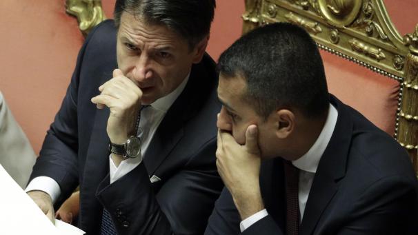 <p>Das Kabinett von Ministerpräsident Giuseppe Conte (l.) – hier neben Außenminister Luigi Di Maio ist bereits am Donnerstag voriger Woche vereidigt worden. Nach der Abgeordnetenkammer am Montag sprach am Dienstag auch der Senat der Koalition aus Fünf-Sterne-Bewegung und Sozialdemokraten das Vertrauen aus.</p>