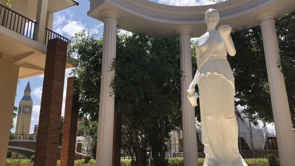 <p>Nachbauten von römisch inspirierten Statuen und des Londoner Big Ben im sogenannten Euro-Park in Phnom Penh</p>
