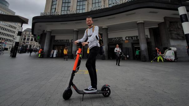 <p>GrenzEcho-Redakteur Carsten Lübke hat seinen Ritt auf dem zweirädrigen E-Gefährt vom Brüsseler Hauptbahnhof aus gestartet.</p>