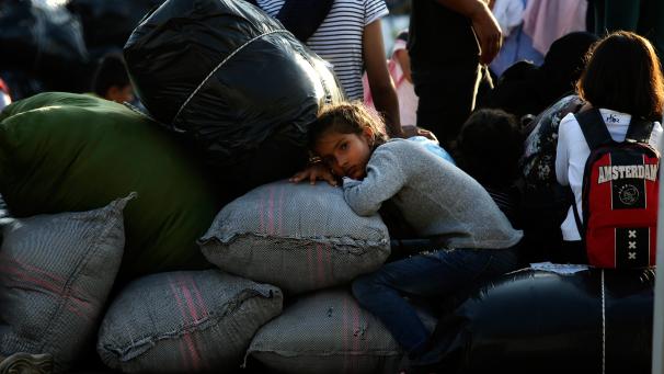 <p>Ein Mädchen ruht sich aus nach ihrer Ankunft im Hafen. Um die überfüllten Flüchtlingslager im Osten der Ägäis zu entlasten, hat die griechische Regierung damit begonnen, Hunderte Migranten aufs Festland zu bringen. Auf den Inseln der Ostägäis sind zurzeit knapp 25.000 Menschen untergebracht.</p>