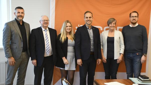 <p>Die CSP-Fraktion fordert mehr Investitonen in den Standort Ostbelgien von rechts: Jérôme Franssen, Sandra Houben-Meessen, Fraktionssprecher Colin Kraft, Jolyn Huppertz und Robert Nelles. Patricia Creutz fehlte bei dem Pressetermin erkrankt. Ganz links ist CSP-Regionalpräsident Pascal Arimont zu sehen, der die DG seit dem Jahr 2014 auch im EU-Parlament vertritt.</p>
