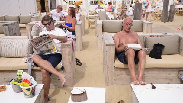 <p>Strandbars in Knokke sollen künftig keine Snacks mehr anbieten dürfen.</p>