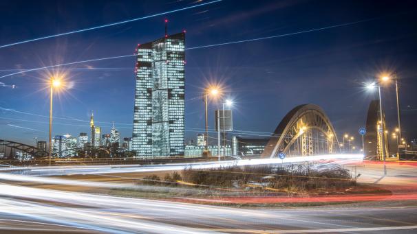 <p>Die Währungshüter der Europäischen Zentralbank (EZB) haben am Donnerstag in Frankfurt über eine Zinssenkung und weitere Hilfen für die schwächelnde Konjunktur im Euro-Raum beraten.</p>