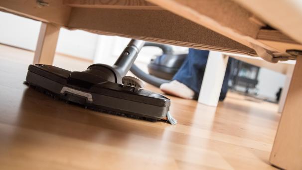 <p>Im Schlafzimmer sollte idealerweise ein glatter Bodenbelag liegen. Reinigen lässt er sich mit Staubsaugern, die speziell für Allergiker entwickelt wurden.</p>