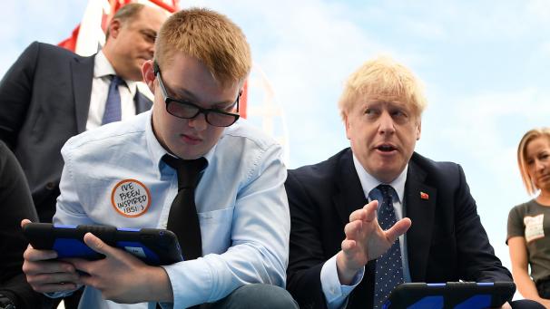<p>Premier Boris Johnson (r.) nimmt an einer Aktivität mit Schulkindern teil, während sie zusammen die NLV Pharos besichtigen, ein Schiff, welches als mobiler Leuchtturm dient, anlässlich der London International Shipping Week. Die Haltung der EU zum Brexit bleibt unverändert. Ohne die Garantieklausel für eine offene Grenze in Irland geht nichts. Das EU-Parlament bedauert das Fehlen eines britischen Verhandlungsvorschlags.</p>