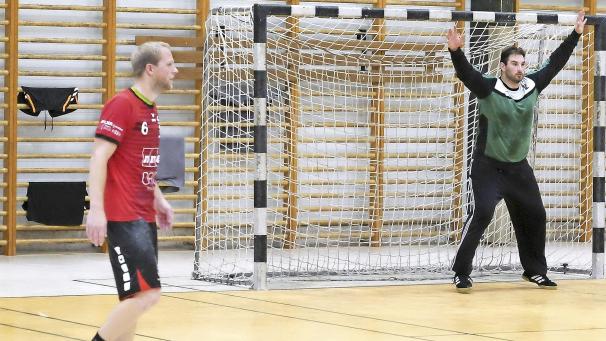 <p>Torsteher Emilio Barattini müsste für das Spiel bei Sasja einsatzbereit sein; links Eric Vreven.</p>
