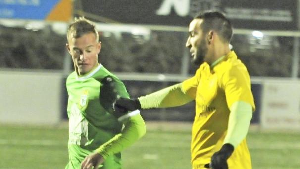 <p>Eine Szene aus dem Rückspiel der vergangenen Saison, als Walhorn Kelmis B auf einem total vereisten Platz mit 3:0 schlug.</p>