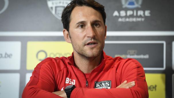 <p>AS-Trainer Benat San José bei der Pressekonferenz der AS Eupen am Freitagmorgen.</p>