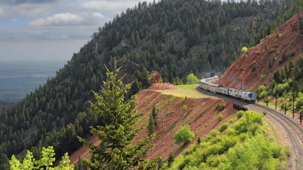 <p>Der „California Zephyr“ schlängelt sich durch atemberaubende Landschaften.</p>