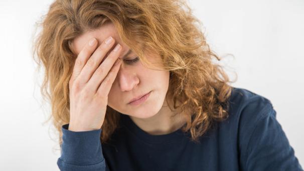 <p>Symptome eines Burnouts sind unter anderem Lustlosigkeit, Gereiztheit und Anspannung. Außerdem können Betroffene ihre Aufgaben nicht mehr oder kaum noch bewältigen.</p>