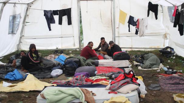 <p>Ein Blick in das Innere eines Zeltes im improvisierten Flüchtlingslager Vucjak. Die Kleinstadt Bihac an der Grenze zu Kroatien sieht sich durch die steigende Zahl von Migranten überfordert. Viele lagern in improvisierten Camps oder unter freiem Himmel. Der nahende Winter setzt Helfer und Verantwortliche unter zusätzlichen Handlungsdruck.</p>