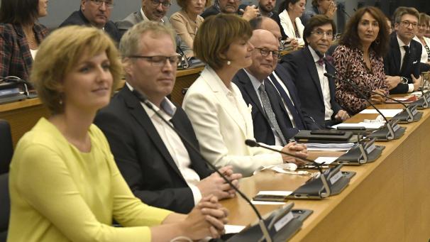 <p>Die neue Ministerriege der Wallonischen Region: v.l. Céline Tellier und Philippe Henry (beide Ecolo), Valérie De Bue, Jean-Luc Crucke und Willy Borsus (alle MR), Ministerpräsident Elio Di Rupo, Christie Morreale und Pierre-Yves Dermagne (alle PS).</p>