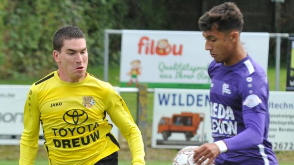 <p>Florent Offerman (l.) brachte Raeren-Eynatten im Pokalspiel gegen Aische mit seinem Doppelpack eine Runde weiter.</p>