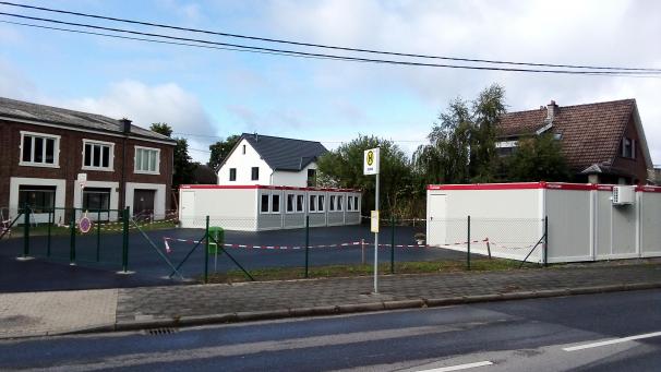 <p>Am Saal Kessel wurden zuletzt neue Container aufgestellt, die bis auf Weiteres als Klassenräume dienen. Zudem wurde das Gelände asphaltiert und eingezäunt.</p>
