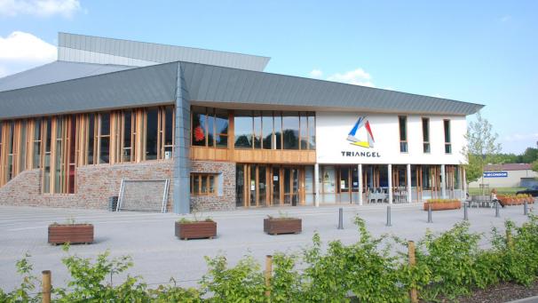 <p>Mittelpunkt eines ganz neuen Stadtviertels: Vor zehn Jahren wurde das Kultur-, Konferenz- und Messezentrum Triangel auf dem ehemaligen Bahnhofsgelände in St.Vith eröffnet. Inzwischen sind im Umfeld eine Reihe neuer Gebäude entstanden und noch geplant.</p>