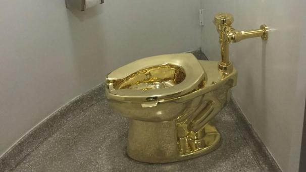 <p>Durfte auch benutzt werden: goldene Toilette des italienischen Künstlers Maurizio Cattelan.</p>