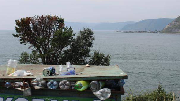 <p>Müll stapelt sich in einer Mülltonne am Baikalsee. Umweltschützer sehen die Natur um das Schutzgebiet am Baikalsee durch Touristen und Müll bedroht.</p>
