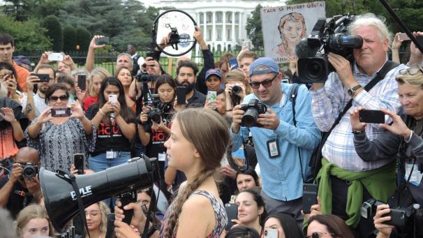 <p>Die schwedische Umweltaktivistin Greta Thunberg (Bildmitte) spricht mit einem Megafon bei einem Schulstreik für mehr Klimaschutz vor Weißem Haus. Sie ist seit Ende August in den USA und nimmt etwa am UN-Jugend-Klimagipfel in New York teil.</p>