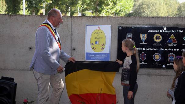 <p>Gedenkfeier in Stavelot: Bürgermeister Thierry de Bournonville enthüllt mit der Siegerin Iliya Linderhof die Medaille, die an das Ende der Nazi-Schreckensherrschaft vor 75 Jahren erinnert.</p>