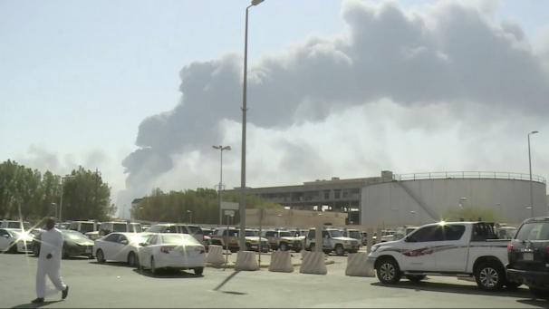 <p>Dieses vom Nachrichtensender al-Arabiya zur Verfügung gestellte Video-Standbild zeigt einen Mann, der über einen Parkplatz geht, während im Hintergrund Rauchwolken aufsteigen.</p>