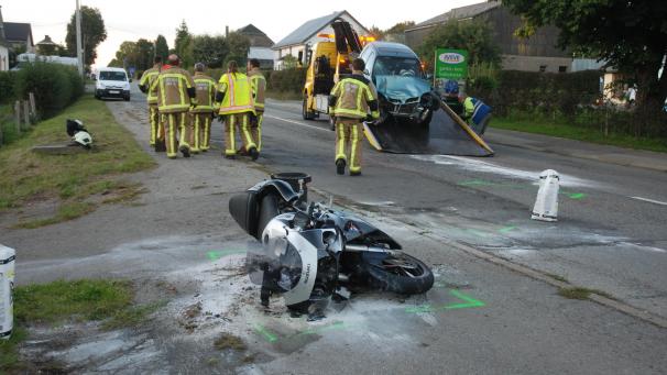 <p>Verkehrsunfall am Sonntagabend in Bütgenbach: Auf der Büllinger Straße kollidierte ein Motorrad frontal mit einem Pkw.</p>