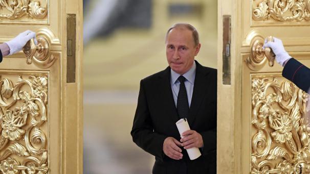 <p>Wladimir Putin, Präsident von Russland, kommt zu einem Treffen des Präsidialrats für Menschenrechte und Zivilgesellschaft. Im Kreml soll sich ein CIA-Spion bis an den Präsidenten herangewanzt haben. Das wäre für den Ex-Geheimdienstchef Putin eine besondere Schmach. Mehrere „Verräter“, wie er sie nennt, wurden schon vergiftet. Aber dieser Agententhriller steht erst am Anfang.</p>