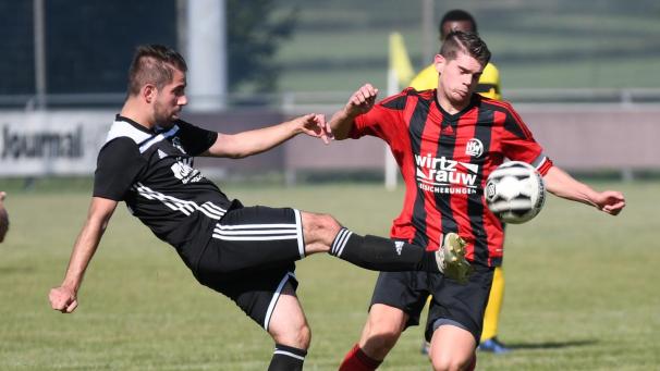 <p>Mister Doppelpack: Daniel Henkes (r.) ist die Lebensversicherung des Honsfelder SV.</p>