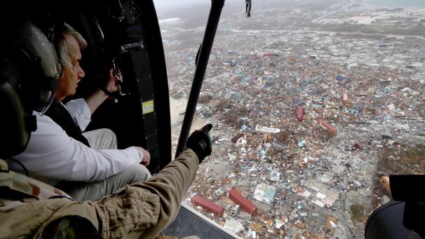 <p>UN-Generalsekretär Antonio Guterres (2.v.l.) sitzt in einem Marine-Hubschrauber und fliegt über die vom Hurrikan „Dorian“ stark zerstörte Insel Abaco von den Bahamas.</p>