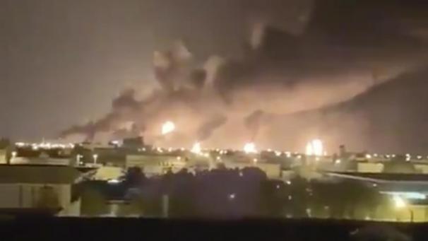 <p>Mehrere Drohnenangriffe haben die größte Ölraffinerie in Saudi-Arabien getroffen und Brände ausgelöst.</p>