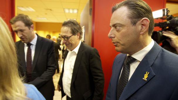 <p>Über ein Sich-argwöhnisch-Beäugen ist man bislang kaum hinaus gekommen. Bart de Wever (r.) und Paul Magnette (l.), der jetzt für die PS die Gesprächsführung auf nationaler Ebene übernehmen soll.</p>