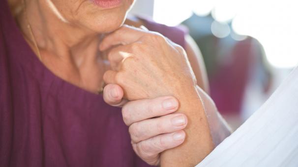 <p>Eine Frau hält die Hand ihres an Demenz erkrankten Mannes. Demenzerkrankungen wie Alzheimer sind auch für Angehörige eine große Belastung. Viele wissen über die neue Welt ihrer Lieben zu wenig und tun sich schwer damit, einen Zugang dazu zu finden.</p>