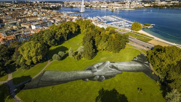 <p>Ein riesiges Landartgemälde des französisch-schweizerischen Künstlers Saype ziert den „Parc de la Grange“.</p>