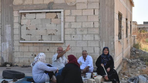 <p>Vertriebene Syrer sitzen in der Nähe der Stadt Suran im Gouvernement Hama. Zivilisten kehrten in ihre Häuser in den Provinzen Hama und Idlib zurück, wie die staatliche Nachrichtenagentur SANA berichtete.</p>
