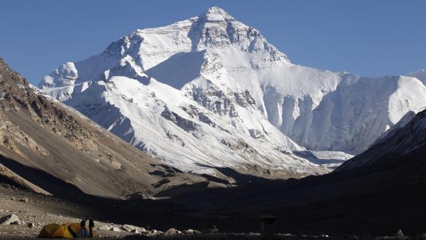 <p>Der Mount Everest ist ein Berg im Himalaya und mit einer Höhe von 8848 m der höchste Berg der Erde.</p>
