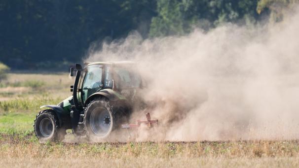 <p>Ein Landwirt pflügt ein staubtrockenes Feld: Der Klimawandel ist nicht mehr graue Theorie, sondern längst Realität. Zunehmend rückt dabei die Rolle des Agrarsektors in den Fokus.</p>