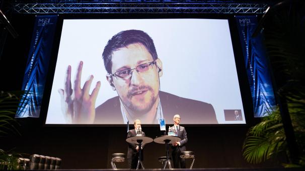<p>Whistleblower Edward Snowden ist auf einer Video-Leinwand zu sehen, davor sitzen, Snowden-Anwalt Robert Tibbo (l.), und Andreas Altmann (Rektor MCI) während der Veranstaltung «Big Brother is watching you» mit Edward Snowden.</p>