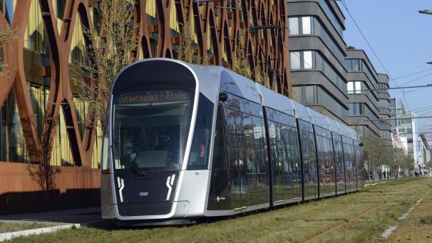<p>Die Tram fährt im Bankenviertel Kirchberg in Luxemburg. Ab 1. März 2020 können Bus- und Zugfahrten im Grossherzogtum kostenlos genutzt werden.</p>