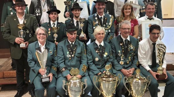 <p>Gruppenbild der erfolgreichen Schützen mit den Verantwortlichen des Schützenbundes: Alle drei Wanderpokale finden nun ihre definitive Heimat in Elsenborn.</p>