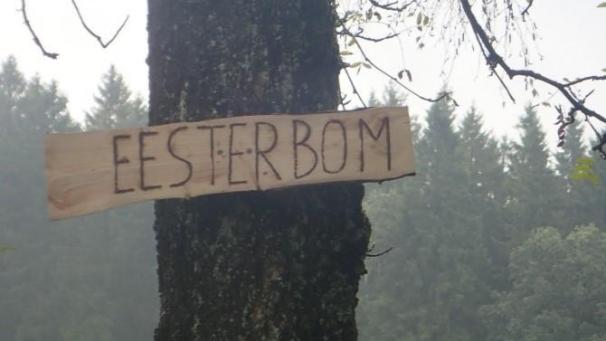 <p>eesterbom</p>