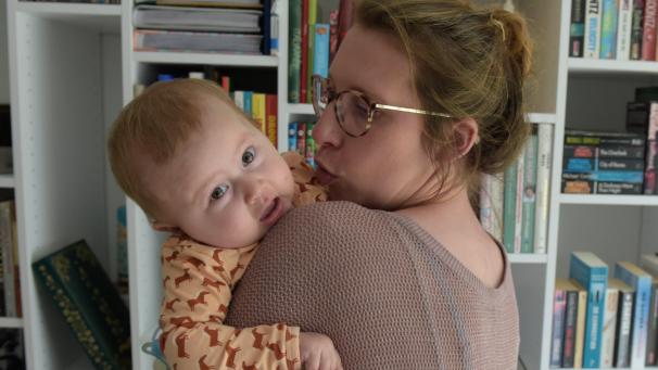 <p>Müssen schwere Zeiten durchmachen: Mutter Ellen De Meyer und ihr todkrankes Baby Pia.</p>