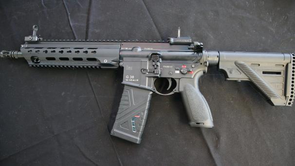<p>Ein Anwohner berichtete, jemand habe mit einem Sturmgewehr das Feuer eröffnet.</p>
