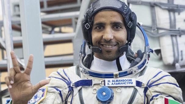 <p>Hassa al-Mansuri, Astronaut der Vereinigten Arabischen Emirate, winkt im Juri-Gagarin-Trainingszentrum. Zusammen mit zwei weiteren Astronauten startet er am 25. September 2019 vom Kosmodrom in Baikonur seinen Raumflug zur Internationalen Raumstation (ISS).</p>