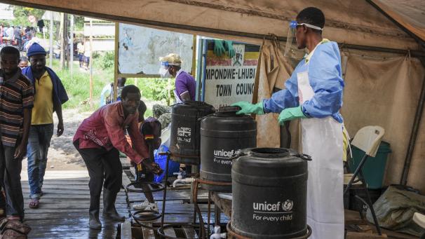 <p>Menschen waschen sich im Kongo in temporär eingerichteten Krankenstation mit Chlorwasser die Hände, als Maßnahme gegen die Ausbreitung von Ebola.</p>
