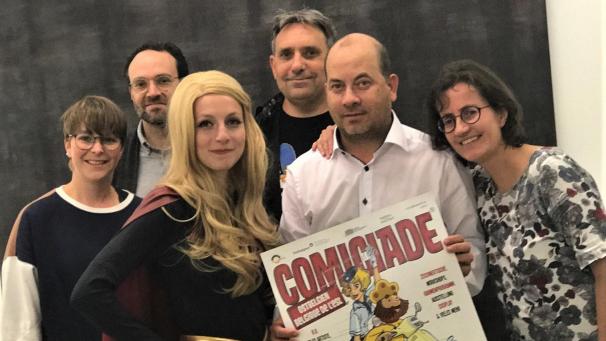 <p>Macher und Teilnehmer der ersten Eupener Comiciade v.l.n.r.: Tanja Kittel (Alter Schlachthof), Frank-Thorsten Moll (IKOB), Annika Klein (Superheldin im Kostüm), Alexander Samsz (Comiciade), Henry Kreklow (Comiczeichner) und Annette Müllender (Cartoonistin).</p>